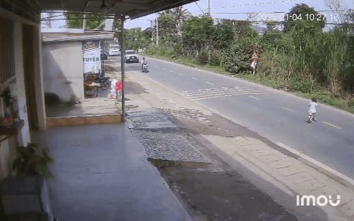 Cục CSGT cảnh báo những tình huống nhiều gia đình sống sát đường giao thông có thể gặp phải- Ảnh 2.