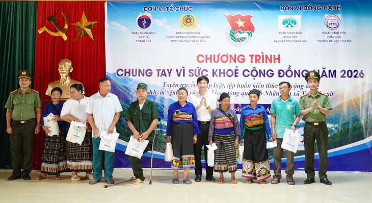Hàng trăm người dân xã vùng cao xã Tam Thanh được khám bệnh, phát thuốc miễn phí - Ảnh 6.