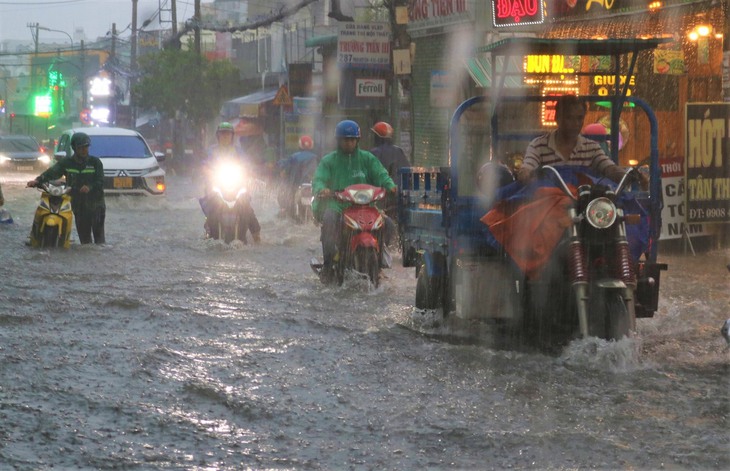 Xuất hiện rãnh gió mùa gây mưa rất lớn cho 10 tỉnh thành miền Bắc- Ảnh 1.