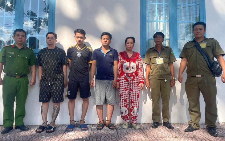 Mang loa đi đòi nợ, người phụ nữ bị mời làm việc- Ảnh 2.