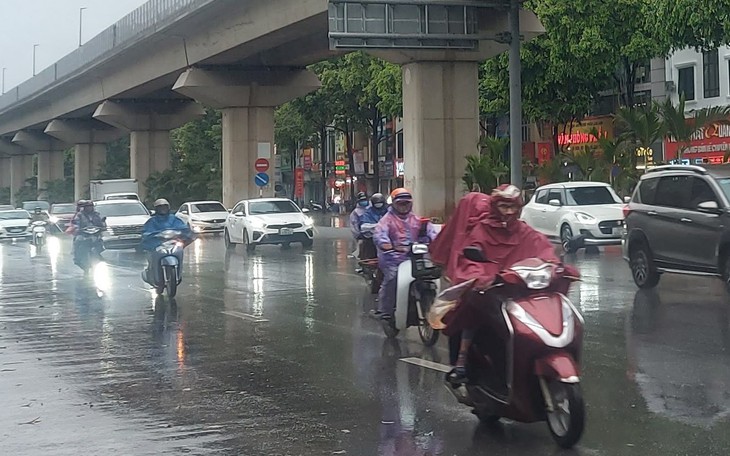 Cảnh báo ngập lụt nhiều tuyến phố nội thành Hà Nội do mưa lớn - Ảnh 4.
