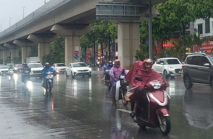 Miền Bắc mưa dông mạnh trước khi đón nắng nóng gay gắt diện rộng- Ảnh 1.