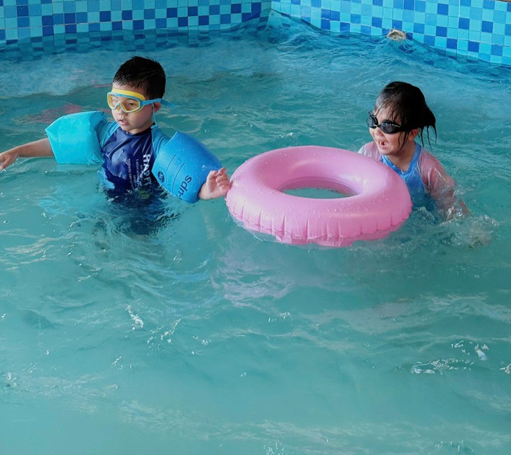 Chen chân đi bơi giải nhiệt: Dịch vụ quanh bể bơi 'hốt bạc'- Ảnh 3. Chen chân đi bơi giải nhiệt: Dịch vụ quanh bể bơi 'hốt bạc'- Ảnh 3.