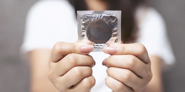 Phụ nữ mãn kinh có cần sử dụng bao cao su nữa không? - Ảnh 1.