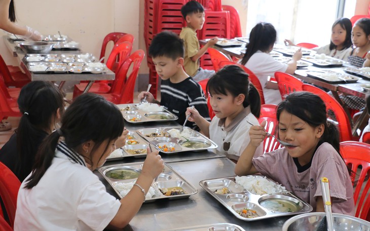 Thực đơn bán trú đủ dinh dưỡng để trẻ phát triển toàn diện thể chất, trí tuệ - Ảnh 4.