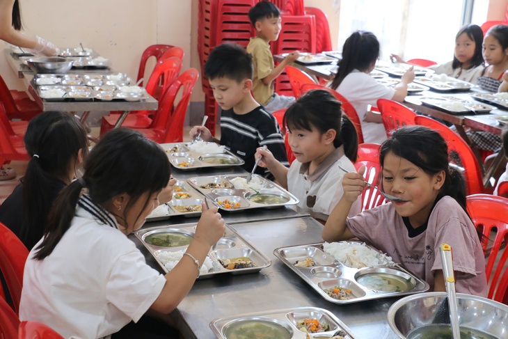 Đừng để mọi đứa trẻ ăn chung một khay cơm bán trú - Ảnh 1.