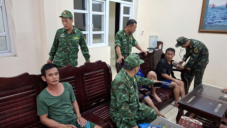 Biên phòng Quảng Ninh cứu 9 ngư dân gặp nạn trên biển- Ảnh 2.