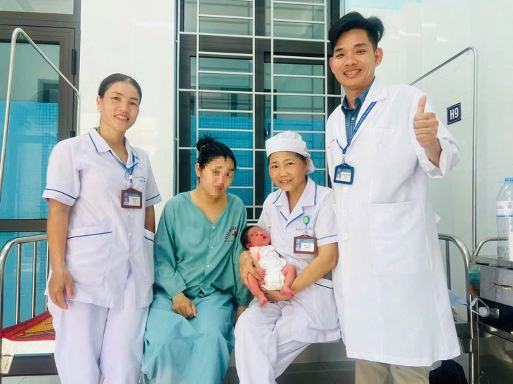 Cứu sống sản phụ nguy kịch sau khi sinh con trên xe khách- Ảnh 1.