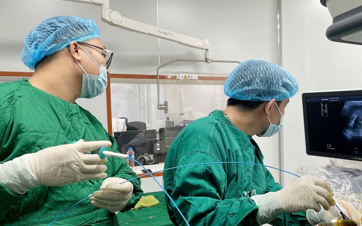 Bé trai 12 tuổi suýt thủng thực quản vì nuốt viên thuốc còn nguyên vỉ sắc nhọn- Ảnh 2.
