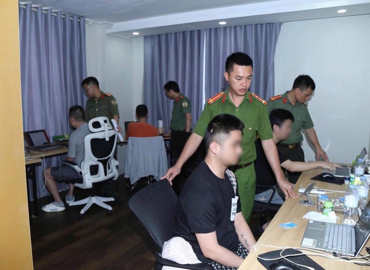 Nhóm người nước ngoài tạm trú bất hợp pháp, hoạt động trái phép trên không gian mạng- Ảnh 1.