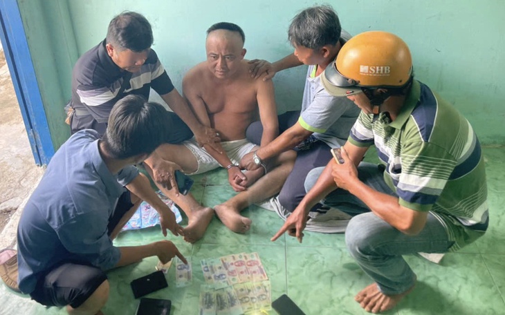 Cảnh sát làm rõ 3 đối tượng cướp điện thoại, ba lô của học sinh- Ảnh 2.
