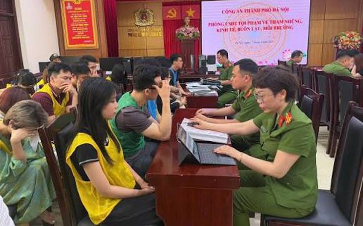 Cầm điện thoại mô hình đến cửa hàng để tráo điện thoại thật- Ảnh 2.