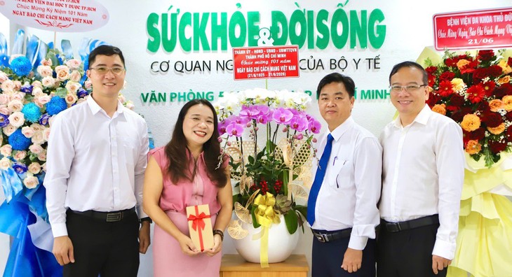 Đoàn đại biểu TPHCM thăm, chúc mừng Báo Sức khỏe và Đời sống- Ảnh 2.