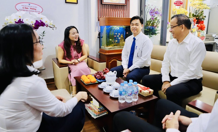 Đoàn đại biểu TPHCM thăm, chúc mừng Báo Sức khỏe và Đời sống- Ảnh 1.