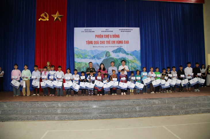 Gần 2,4 tỷ đồng đến với trẻ em khó khăn vùng biên Lào Cai qua phiên chợ 0 đồng- Ảnh 6.