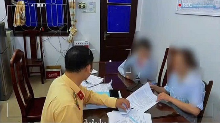 Vượt đèn đỏ lúc rạng sáng, nữ tài xế bị phạt 19 triệu đồng và trừ 4 điểm GPLX- Ảnh 2. Vượt đèn đỏ lúc rạng sáng, nữ tài xế bị phạt 19 triệu đồng và trừ 4 điểm GPLX- Ảnh 2.