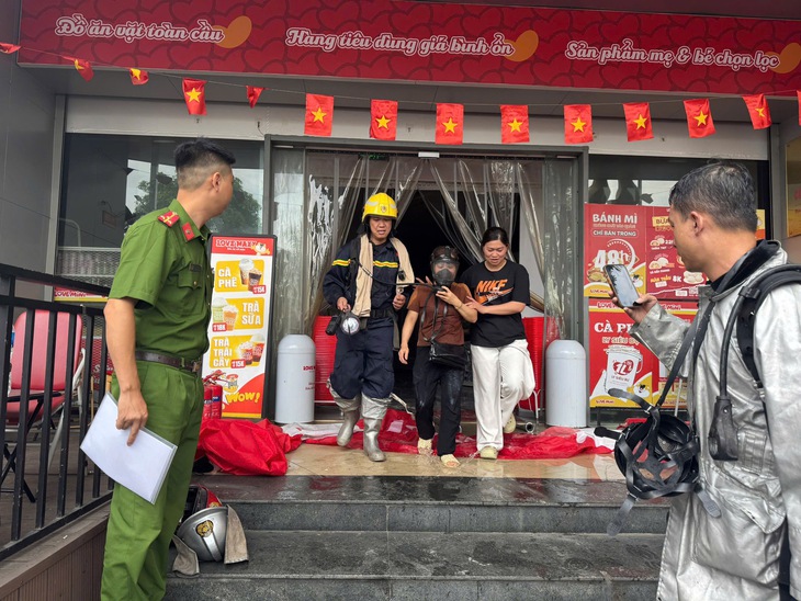 Cháy siêu thị trên đường Lạc Long Quân, nhiều người được giải cứu- Ảnh 3.