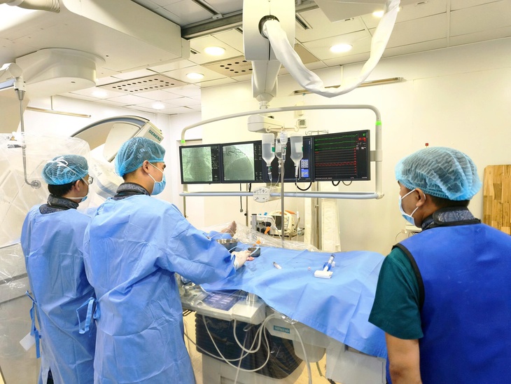 Hút thuốc lá nhiều năm, người đàn ông 45 tuổi suýt tử vong vì tắc cùng lúc 2 mạch vành nuôi tim- Ảnh 1. Hút thuốc lá nhiều năm, người đàn ông 45 tuổi suýt tử vong vì tắc cùng lúc 2 mạch vành nuôi tim- Ảnh 1.