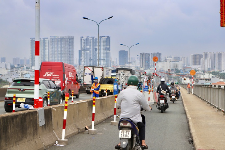 TPHCM sửa chữa cầu Phú Mỹ: Phân luồng từ xa, giao thông vẫn ổn định- Ảnh 1. TPHCM sửa chữa cầu Phú Mỹ: Phân luồng từ xa, giao thông vẫn ổn định- Ảnh 1.