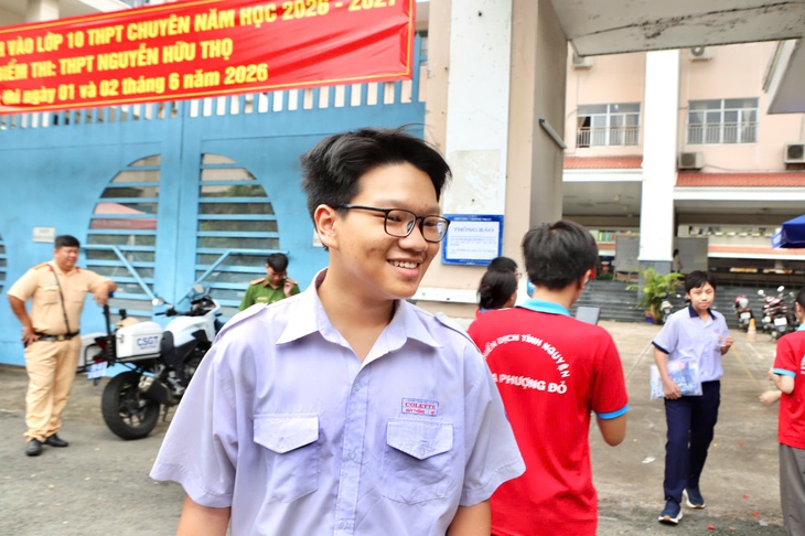Thi lớp 10 tại TPHCM: Thí sinh nói đề Toán vừa sức, tự tin ‘bỏ túi’ điểm khá- Ảnh 1. Thi lớp 10 tại TPHCM: Thí sinh nói đề Toán vừa sức, tự tin ‘bỏ túi’ điểm khá- Ảnh 1.