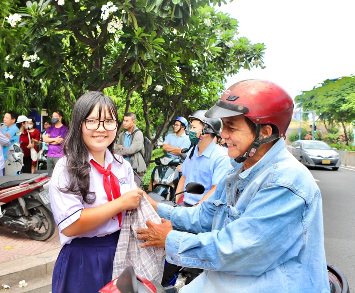 Thi lớp 10 tại TPHCM: Thí sinh nói đề Toán vừa sức, tự tin ‘bỏ túi’ điểm khá- Ảnh 3. Thi lớp 10 tại TPHCM: Thí sinh nói đề Toán vừa sức, tự tin ‘bỏ túi’ điểm khá- Ảnh 3.