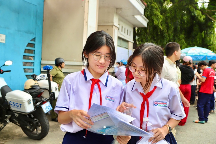 Thi lớp 10 tại TPHCM: Thí sinh nói đề Toán vừa sức, tự tin ‘bỏ túi’ điểm khá- Ảnh 4. Thi lớp 10 tại TPHCM: Thí sinh nói đề Toán vừa sức, tự tin ‘bỏ túi’ điểm khá- Ảnh 4.