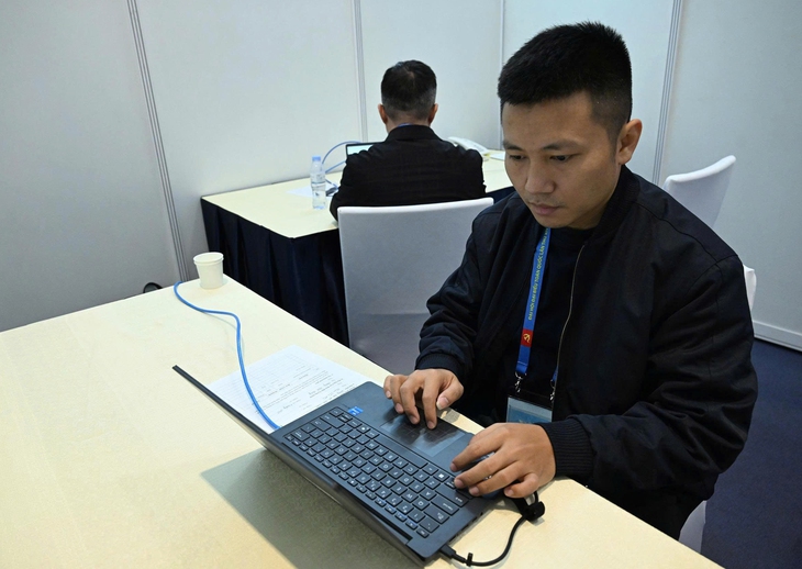 Đêm muộn phía sau những dòng tin- Ảnh 1.