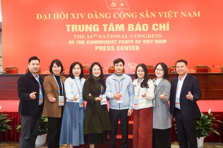 Đêm muộn phía sau những dòng tin- Ảnh 2.