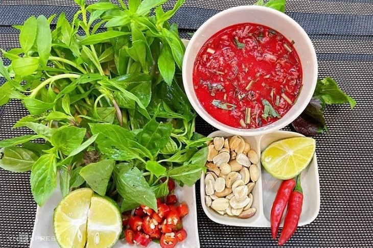 Ăn tiết canh ở quán, 9 người nhập viện - Ảnh 1.