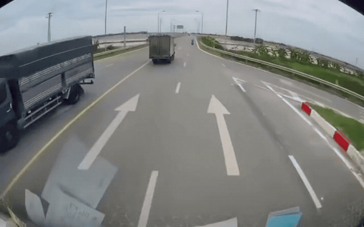Video xe con tông xe tải rồi cùng lao xuống mương - Ảnh 2. Video xe con tông xe tải rồi cùng lao xuống mương - Ảnh 2.