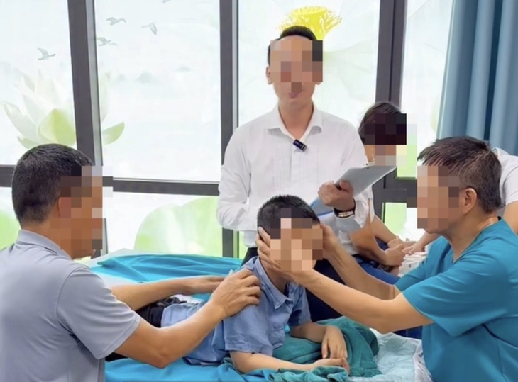 Bác sĩ cảnh báo phụ huynh vụ 'tiến sĩ nắn chỉnh xương' ở Y Đức Vương chữa trẻ chậm nói- Ảnh 2. Bác sĩ cảnh báo phụ huynh vụ 'tiến sĩ nắn chỉnh xương' ở Y Đức Vương chữa trẻ chậm nói- Ảnh 2.