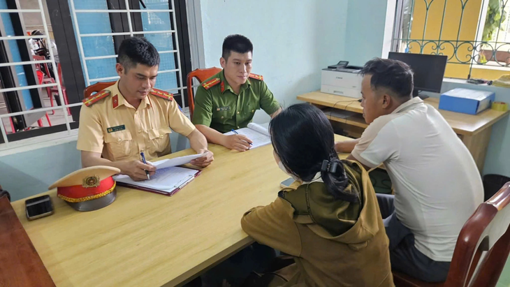 Xử phạt người phụ nữ nằm giữa đường đầy xe đang lưu thông - Ảnh 1.