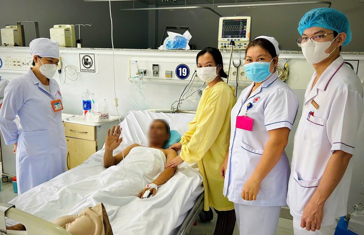 Nam bệnh nhân 32 tuổi bị biến chứng thuỷ đậu phải thở máy kéo dài - Ảnh 1. Nam bệnh nhân 32 tuổi bị biến chứng thuỷ đậu phải thở máy kéo dài - Ảnh 1.