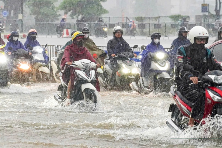 Cảnh báo ngập lụt nhiều tuyến phố nội thành Hà Nội - Ảnh 1.