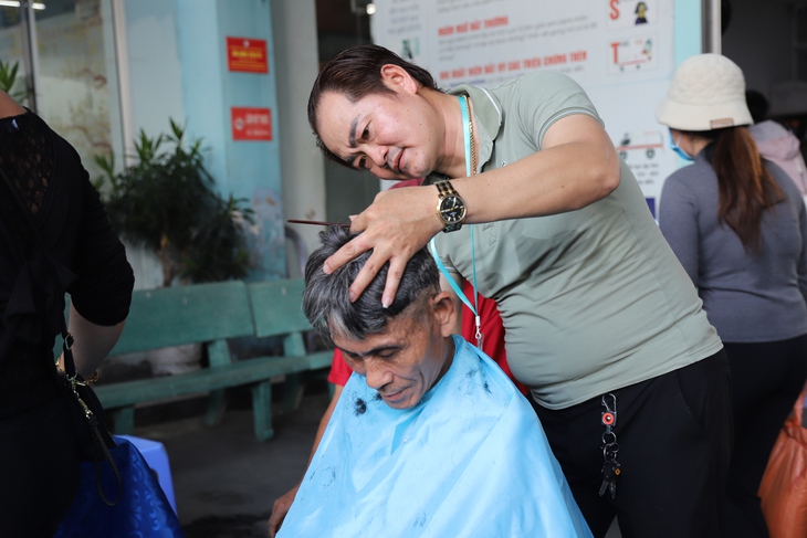 5.200 phần quà gửi trao hy vọng đến người bệnh khó khăn- Ảnh 6. 5.200 phần quà gửi trao hy vọng đến người bệnh khó khăn- Ảnh 6.