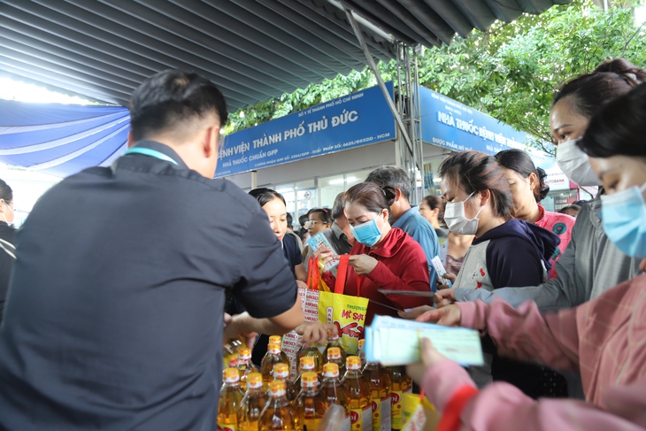5.200 phần quà gửi trao hy vọng đến người bệnh khó khăn- Ảnh 2. 5.200 phần quà gửi trao hy vọng đến người bệnh khó khăn- Ảnh 2.