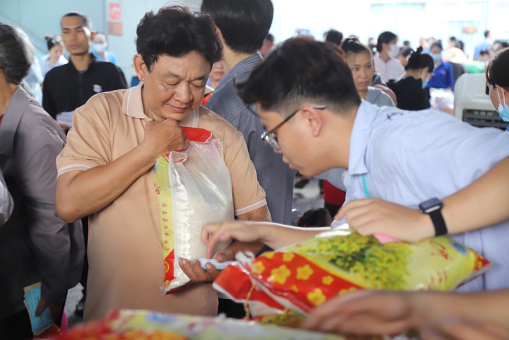 5.200 phần quà gửi trao hy vọng đến người bệnh khó khăn- Ảnh 4. 5.200 phần quà gửi trao hy vọng đến người bệnh khó khăn- Ảnh 4.