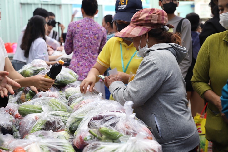 5.200 phần quà gửi trao hy vọng đến người bệnh khó khăn- Ảnh 8. 5.200 phần quà gửi trao hy vọng đến người bệnh khó khăn- Ảnh 8.