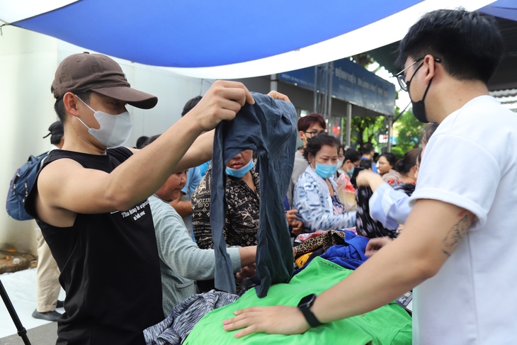 5.200 phần quà gửi trao hy vọng đến người bệnh khó khăn- Ảnh 7. 5.200 phần quà gửi trao hy vọng đến người bệnh khó khăn- Ảnh 7.