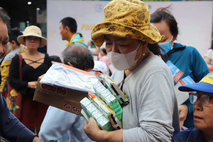 5.200 phần quà gửi trao hy vọng đến người bệnh khó khăn- Ảnh 11. 5.200 phần quà gửi trao hy vọng đến người bệnh khó khăn- Ảnh 11.