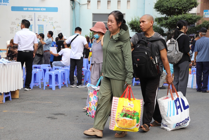 5.200 phần quà gửi trao hy vọng đến người bệnh khó khăn- Ảnh 9. 5.200 phần quà gửi trao hy vọng đến người bệnh khó khăn- Ảnh 9.