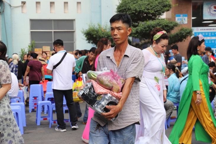 5.200 phần quà gửi trao hy vọng đến người bệnh khó khăn- Ảnh 10. 5.200 phần quà gửi trao hy vọng đến người bệnh khó khăn- Ảnh 10.