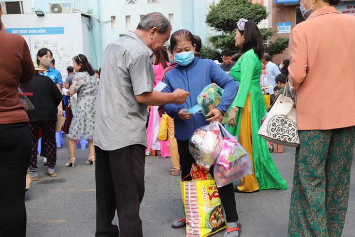 5.200 phần quà gửi trao hy vọng đến người bệnh khó khăn- Ảnh 12. 5.200 phần quà gửi trao hy vọng đến người bệnh khó khăn- Ảnh 12.