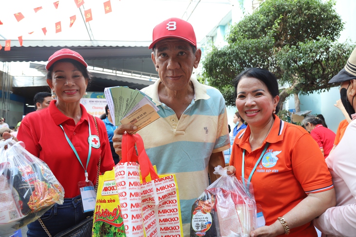 5.200 phần quà gửi trao hy vọng đến người bệnh khó khăn- Ảnh 5. 5.200 phần quà gửi trao hy vọng đến người bệnh khó khăn- Ảnh 5.