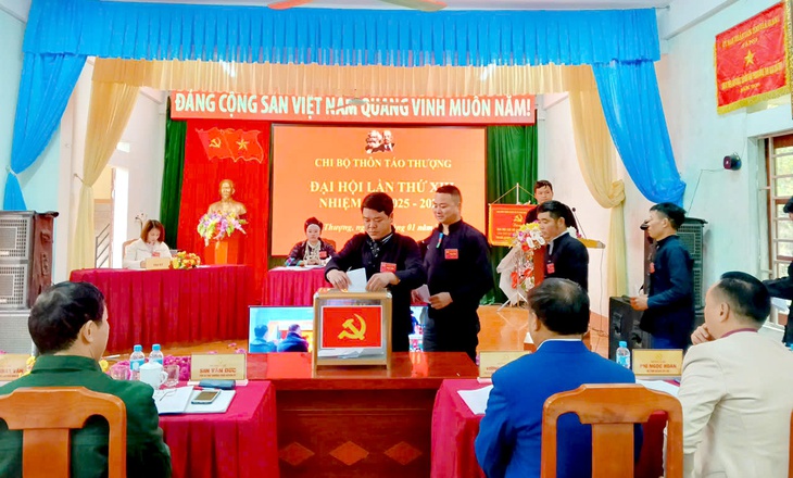 Người làm Bí thư chi bộ thôn, tổ dân phố sẽ không được quá 65 tuổi - Ảnh 1. Người làm Bí thư chi bộ thôn, tổ dân phố sẽ không được quá 65 tuổi - Ảnh 1.