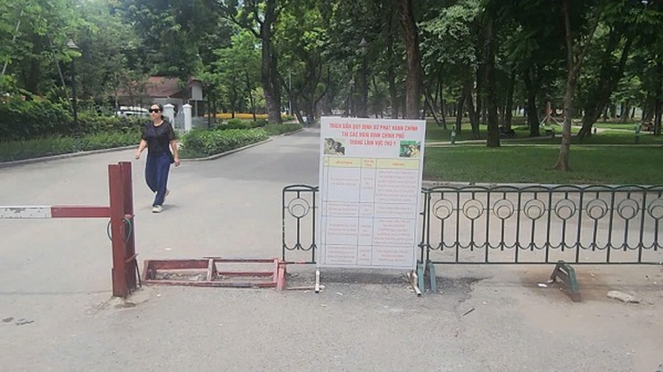 Hà Nội: Bãi xe Công viên Thống Nhất phình to, hồ cấm vẫn có người bơi- Ảnh 11.