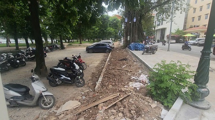 Hà Nội: Bãi xe Công viên Thống Nhất phình to, hồ cấm vẫn có người bơi- Ảnh 10.