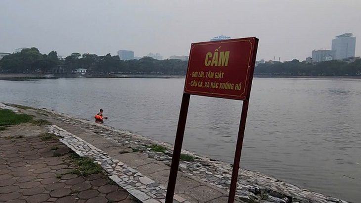 Hà Nội: Bãi xe Công viên Thống Nhất phình to, hồ cấm vẫn có người bơi- Ảnh 6.