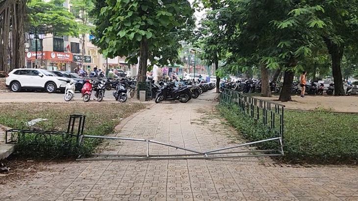 Hà Nội: Bãi xe Công viên Thống Nhất phình to, hồ cấm vẫn có người bơi- Ảnh 3.