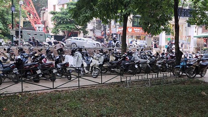 Hà Nội: Bãi xe Công viên Thống Nhất phình to, hồ cấm vẫn có người bơi- Ảnh 1.